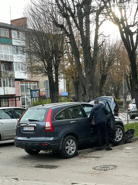 На Перемоги у Луцьку «хонда» влупилася в дерево (фото)