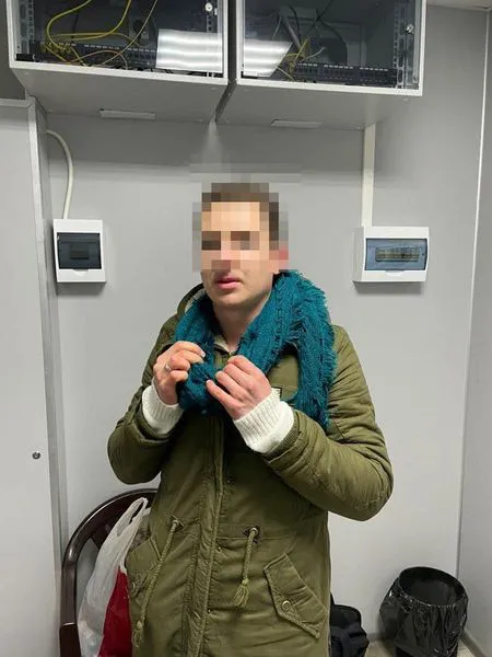 В перуці і з дитиною: киянин хотів утекти за кордон за паспортом дружини (фото)