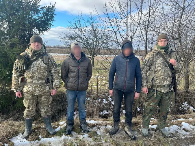 На кордоні зі Словаччиною зловили ухилянта з Волині і 13 його «колег» (фото)