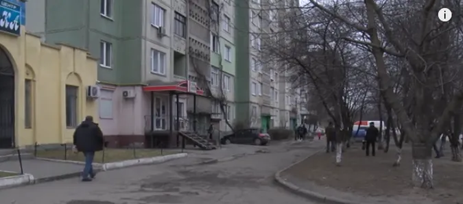20 років без ремонту: лучани вимагають навести лад у дворі (відео)