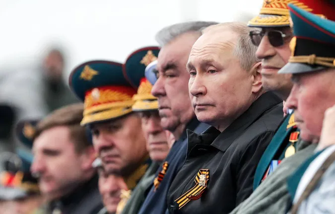 «Старий маразматик путін», – окупанти про військовий парад (перехоплена розмова)