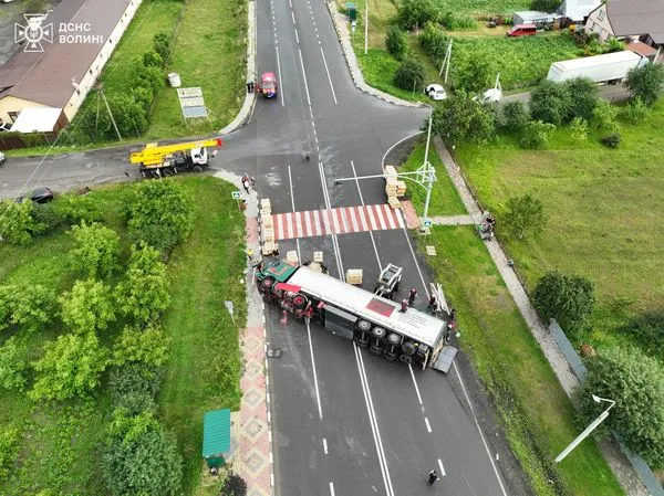 Водій фури не впорався з керуваням: повідомили деталі аварії з села під Луцьком (фото)
