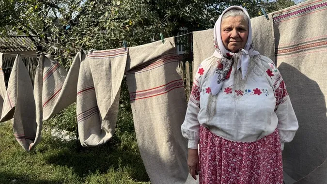 Тче на столітньому верстаті: волинська майстриня майже 60 років виготовляє рушники (фото, відео)