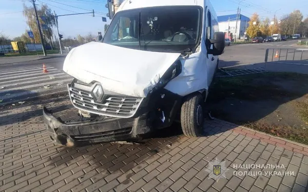 ДТП на перехресті в Луцьку: Volkswagen перевернувся від удару – водія госпіталізували (фото)