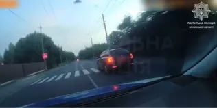 Відкрили вогонь по авто: у Луцьку патрульні затримали водія (відео)