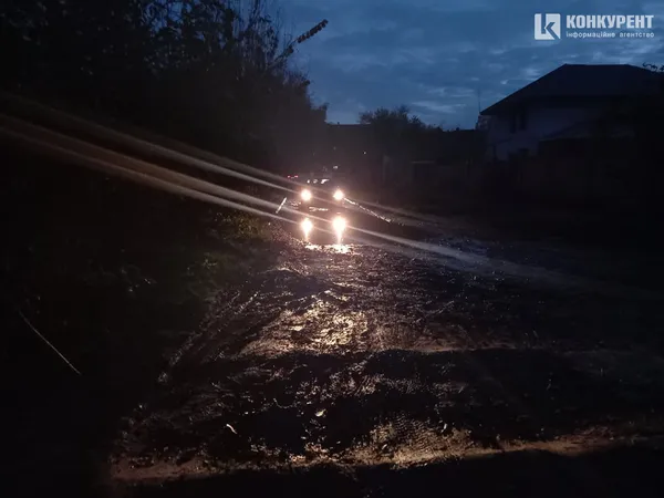Калюжа у луцькому дворі: швидка не може доїхати до будинку (фото)