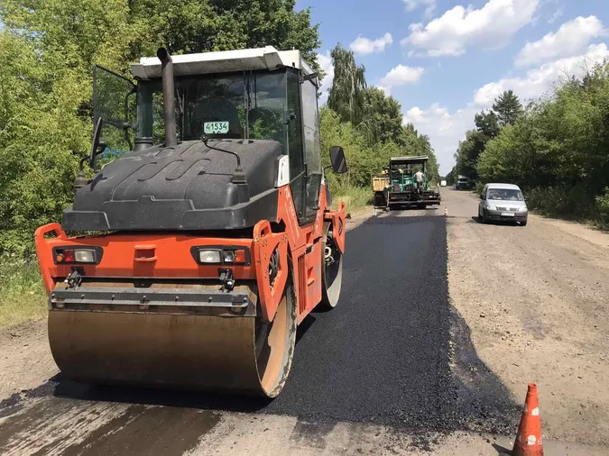Як під палючим сонцем працювали волинські дорожники (фото)