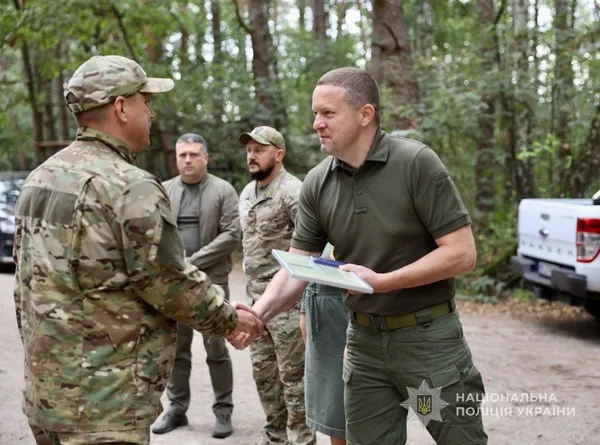Безпекова ситуація, нагороди поліцейським та робота лікарень: Іван Рудницький відвідав Ковельський район (фото)