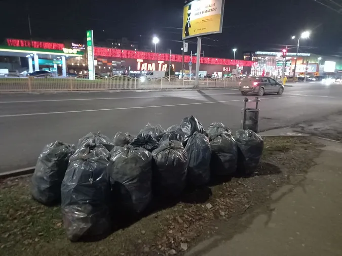 Лучани залишають мішки з сміттям біля дороги (фотофакт)