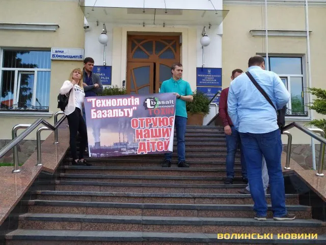 Мешканці Струмівки задихаються через роботу заводу з вироблення мінвати (фото)