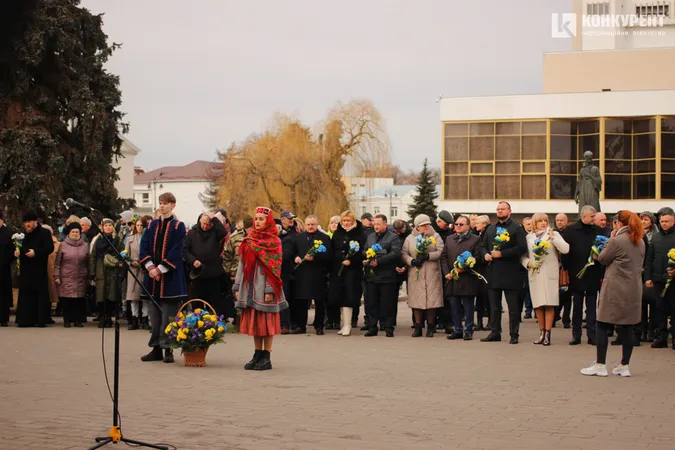 Квіти та сотні людей: у Луцьку вшанували пам'ять героїв Небесної Сотні (фото, відео)