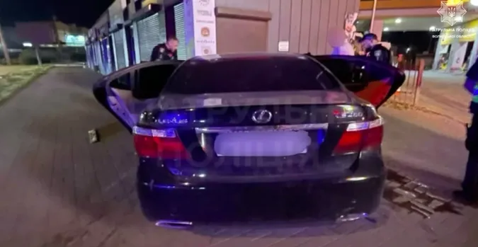 Нічна їзда завершилась фіаско: у Луцьку п'яний водій на Lexus тікав від копів, його зупинив магазин