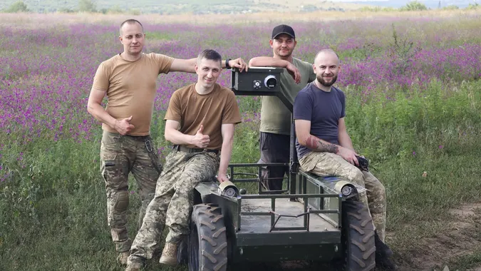 «Механік», «Валлі», «Мурзік» і «Таксист»: четверо волинян розвивають напрямок наземних дронів у 100-й бригаді
