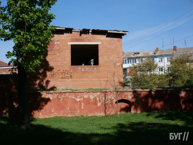 У центрі Володимира зникають давні мури (фото)
