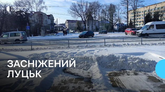 Луцькі комунальники продовжують розчищати дороги від заметів (відео)