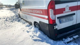 У селі на Волині застрягла у снігу «швидка», яка везла в лікарню хворого (фото)