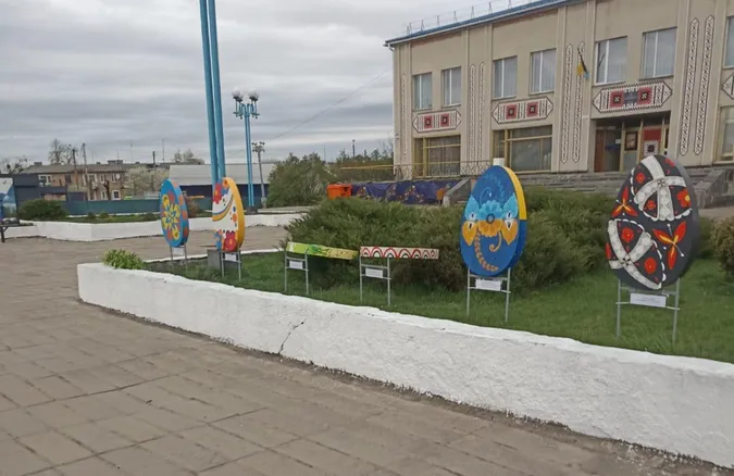 У Ратному вандали потрощили великодні інсталяції