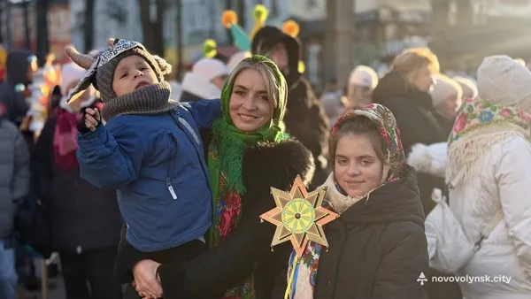Понад тисяча учасників та різдвяні зірки: у Нововолинську вперше відбулася Хода звіздарів (фото)