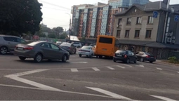 Рух ускладнено: біля «Яровиці» стукнулись Lada та маршрутка (фото, оновлено)