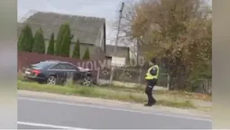 Під Луцьком «ауді» протаранила паркан і знесла електроопору