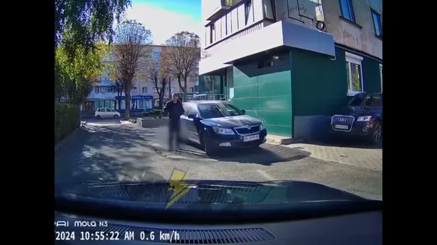 У Луцьку чоловік грів на сонці пуцьку (фото 18+, відео)