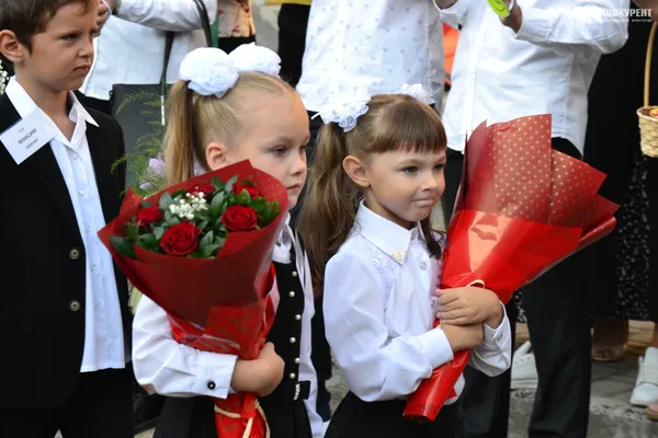 Якими були зачіски першокласниць луцької школи №9 (фото)