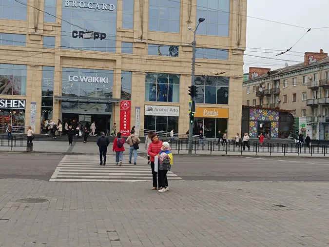 У пам'ять про загиблих захисників Луцьк зупинився в хвилині мовчання (фото)