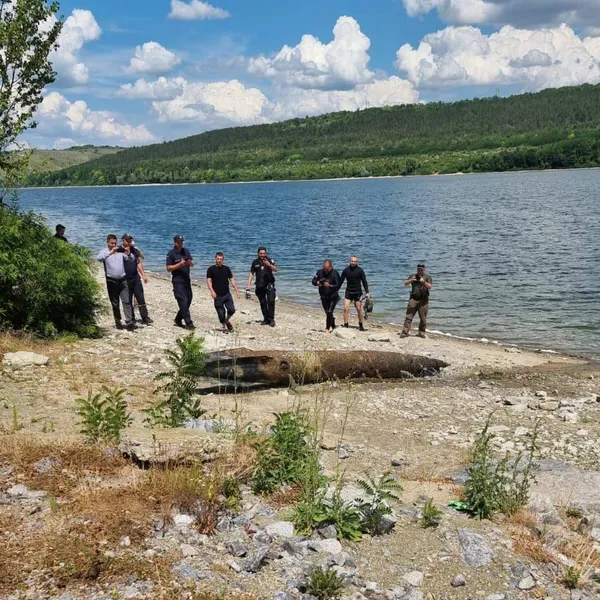 «Ракета», яку виявили у водосховищі на Буковині, виявилась підвісним баком літака (фото)