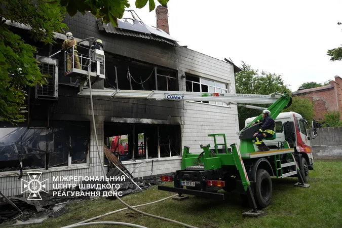 Понад 16 годин приборкували масштабну пожежу на підприємстві в Ромнах (відео)