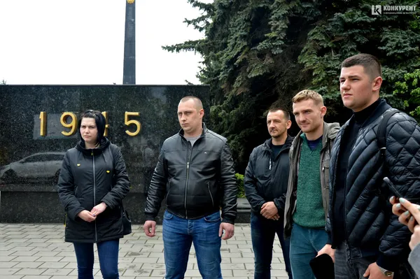 Зніми навушники: у Луцьку на переходах розмістили попереджувальні знаки (фото)