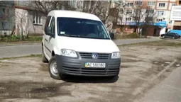 У Луцьку водій припаркувався на траві, а потім втікав від муніципалів (фото)