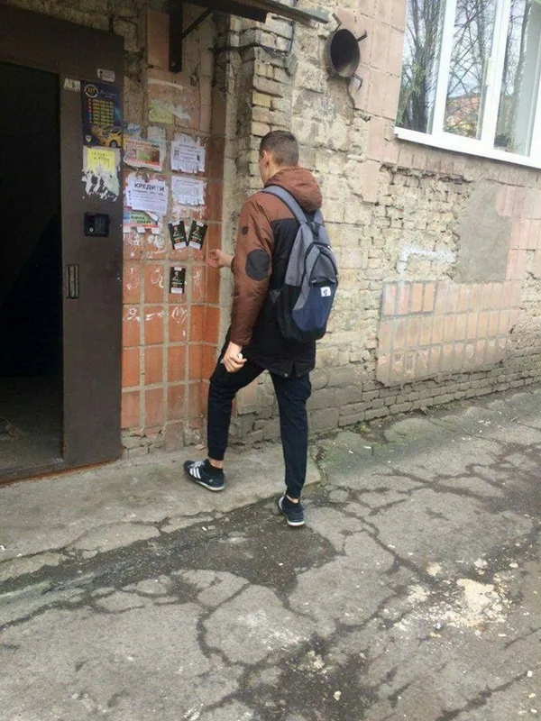 Клеїв і здирав: у Луцьку чоловіка оштрафували за рекламу (фото)