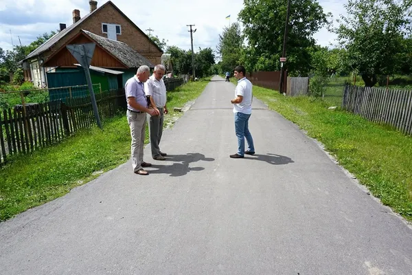 Грунтова дорога, на яку кинули це покриття. Її 4 роки