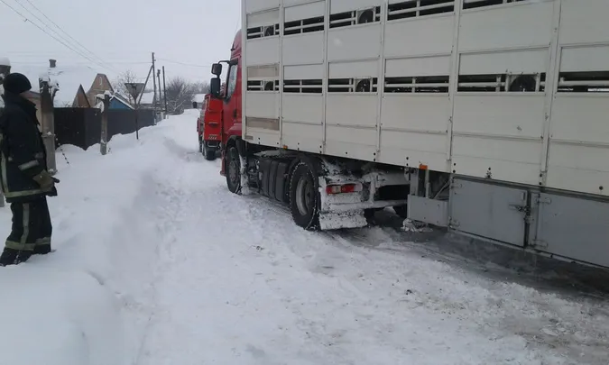За добу рятувальники звільнили зі снігових кучугур 40 вантажівок (фото)