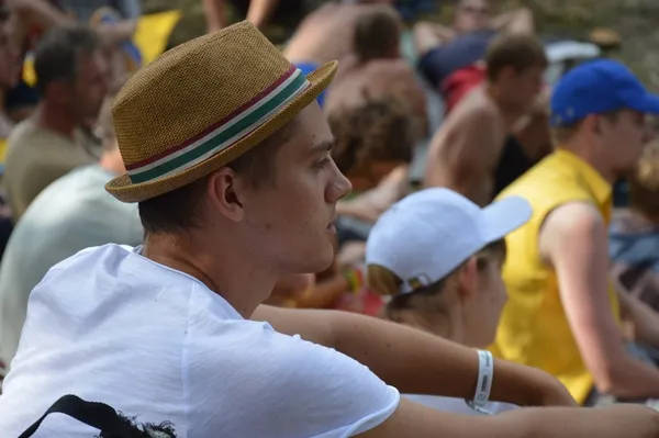 Капелюшки, бандани чи навіть шкура від кавуна - що лише не одягали на голову, аби не спектися 