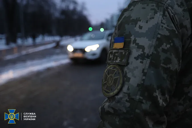 В урядовому кварталі Києва СБУ шукає диверсантів і заборонені предмети (фото)