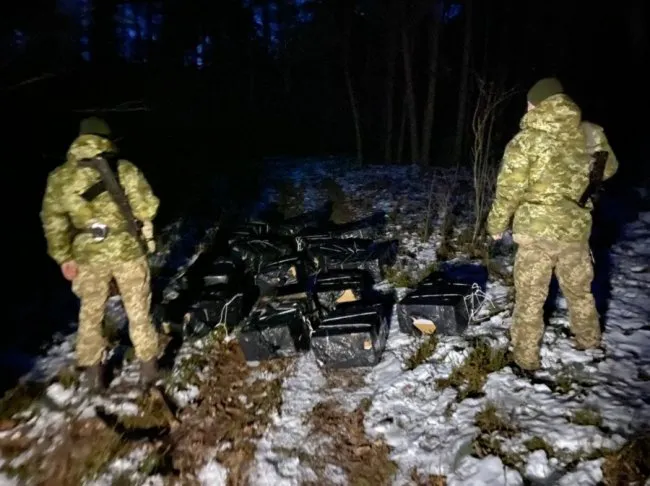 Контрабандисти розбіглися: луцькі прикордонники не пустили в Україну білоруські цигарки
