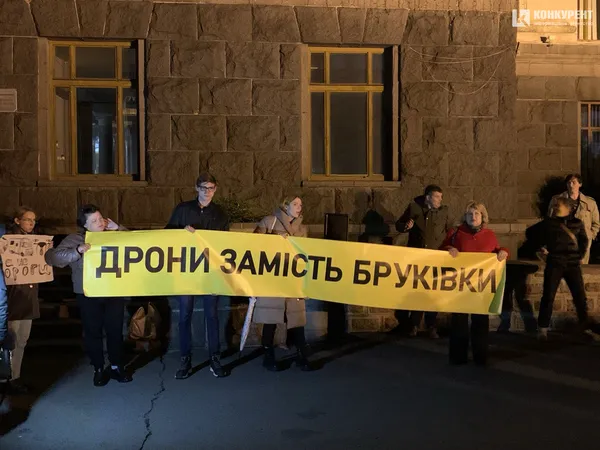 «Діти донатять, а влада кладе...»: у Луцьку знову акція проти витрат мерії (фото)
