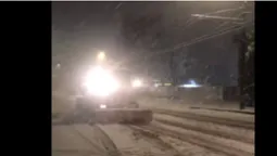 Вночі зі снігом у Луцьку боролися 17 одиниць техніки (відео)