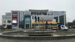 Біля «Променя» у Луцьку вже встановлюють ялинку: яка вона буде (фото, відео)