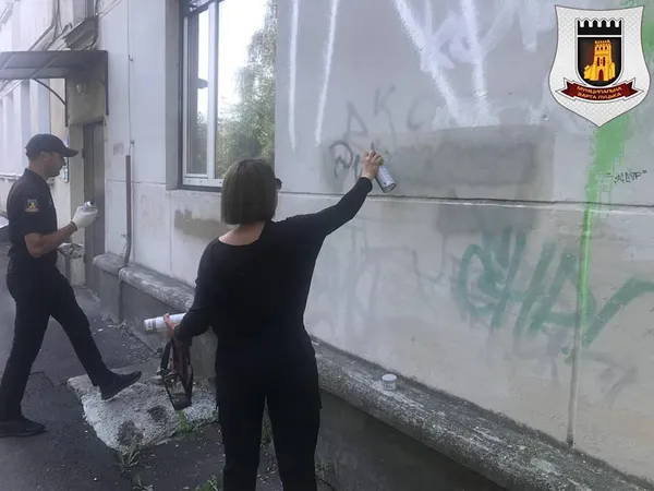 У Луцьку зафарбовували адреси сайтів та телеграм-каналів з рекламою наркотиків (фото)