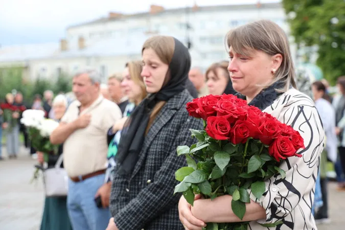 Небо плакало: у Луцьку відбулося прощання з трьома Героями Євгенієм Садовським, Олегом Чернюком та Олександром Смалюхом