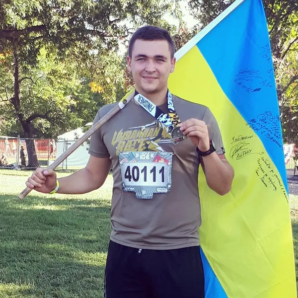 Підпис фото зі сторінки Юрія: Якщо що - фінішував успішно) 
Результат на 10 км - 1:11:40. А це 4019 місце з 7061 учасника.
Психологічно допомогало те, що відмітки на дистанції в милях, тому 6 миль бігти набагато легше за 10 км.
Я задоволений ????