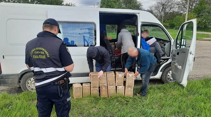 На Волині затримали бус зі спиртом в коробках (фото)