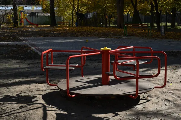 Паркомісця і дитячий майданчик: у Луцьку на Потебні ремонтують двір (фото)
