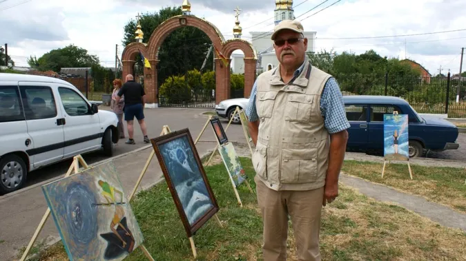 Малює карикатури на путіна та мріє про мистецький простір: у Рожищі художник дивує картинами (фото)