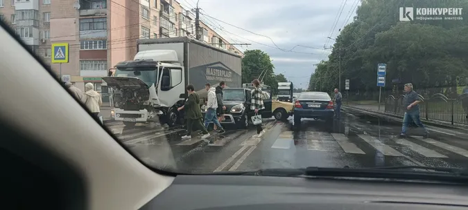 У Луцьку на 40-му – страшна аварія: зіткнулися аж 4 авто (фото, оновлено)
