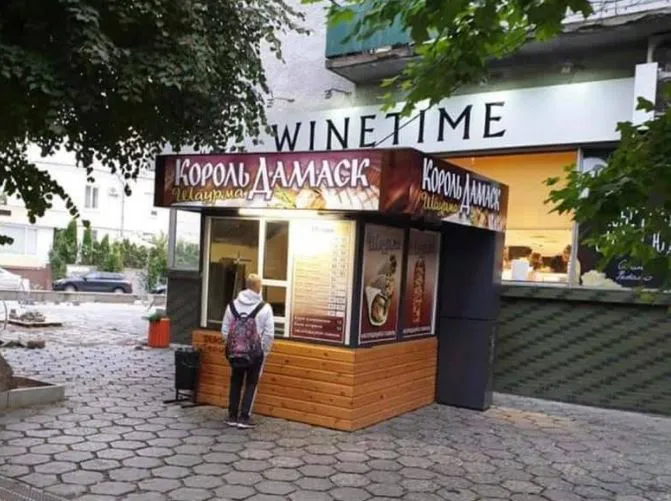 Кіоск із шаурмою в центрі Луцька наказали знести впродовж дня