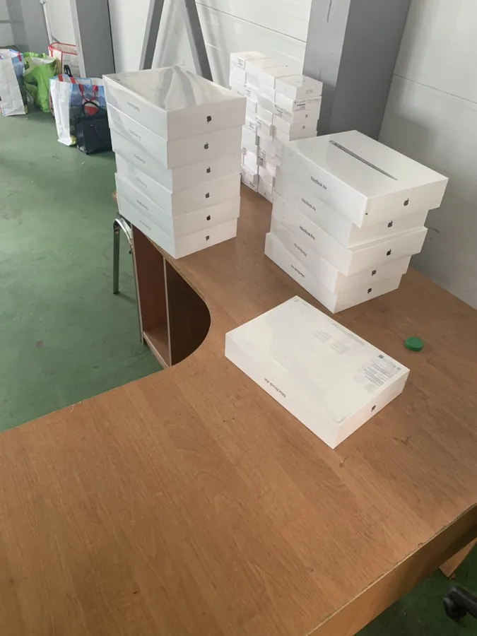 На мільйон: у «Ягодині» в українки забрали макбуки і навушники від Apple