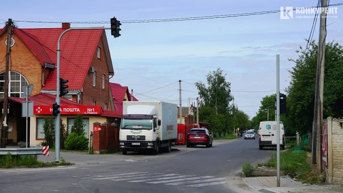 Чому на Об'їзній у Рованцях досі не працюють нові світлофори (фото)